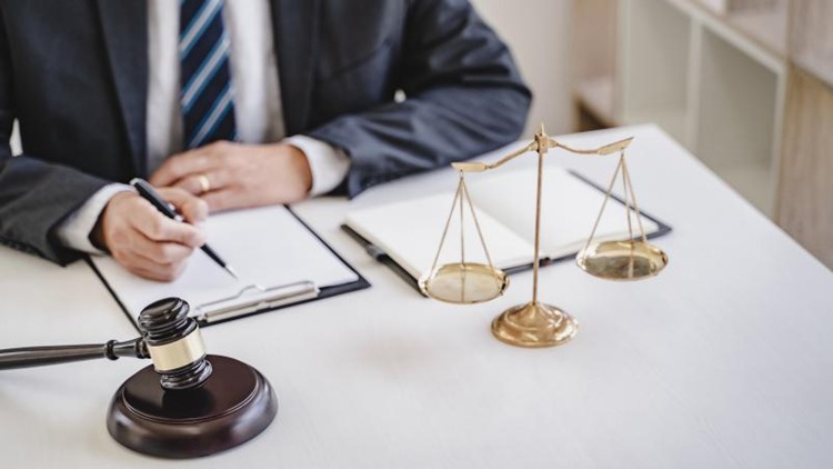 利用职务便利盗窃公司白酒，冠领律师依法辩护助嫌疑人成功缓刑