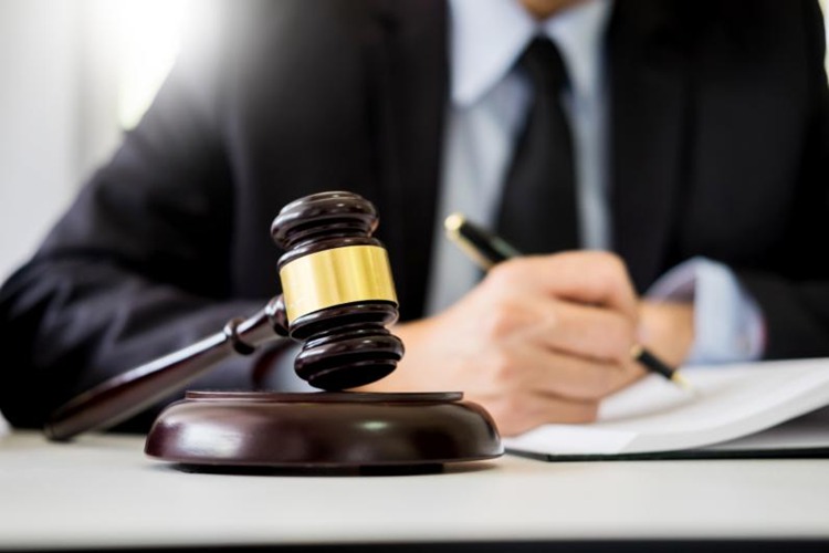 家庭纠纷导致袭警，冠领律师依法辩护助嫌疑人获不起诉决定