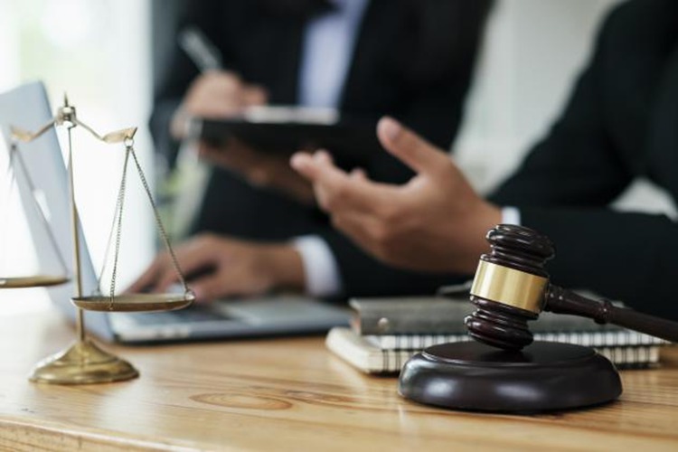 与同事发生冲突故意伤害，冠领律师依法辩护助嫌疑人获不起诉决定