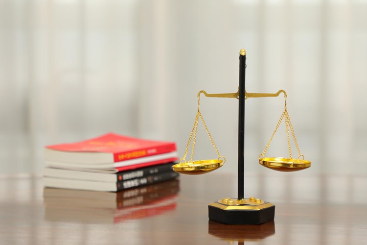 冠领律师代理离婚纠纷案，助男方获幼儿轮流抚养权，保障探视权